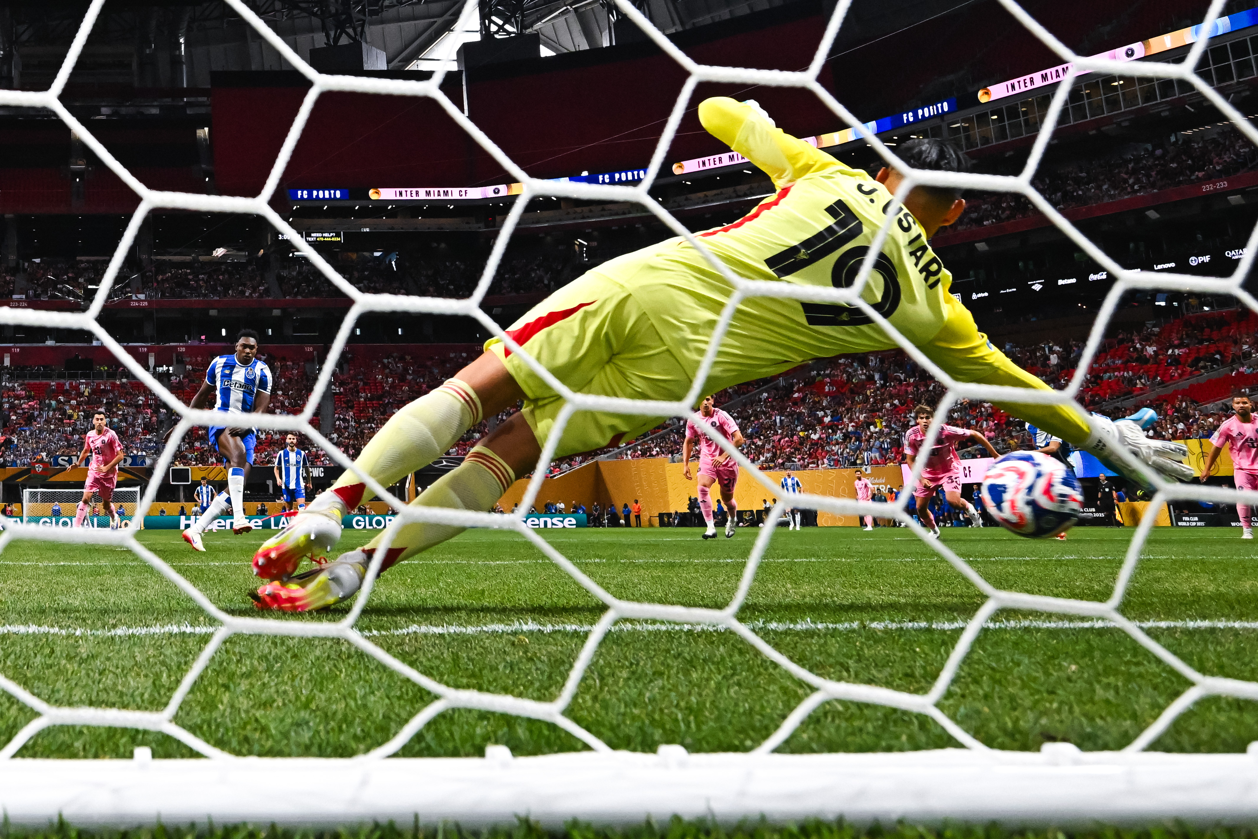 阿贾克斯客场战平波尔图，小组领跑之路