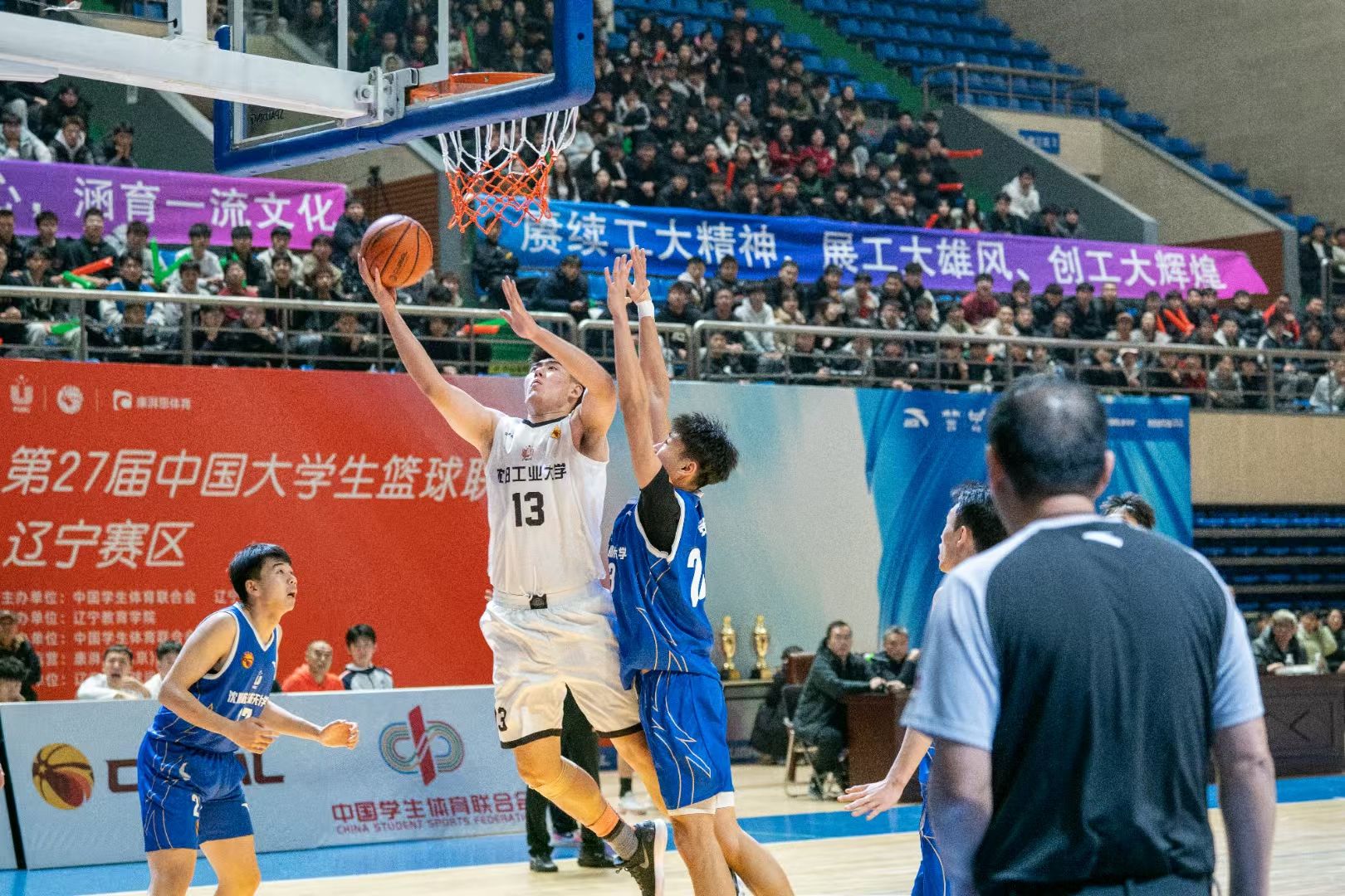 篮球联赛冠军队夺冠赢得奖杯,荣耀加身激动之情 篮球联赛冠军队夺冠赢得奖杯,荣耀加身激动之情