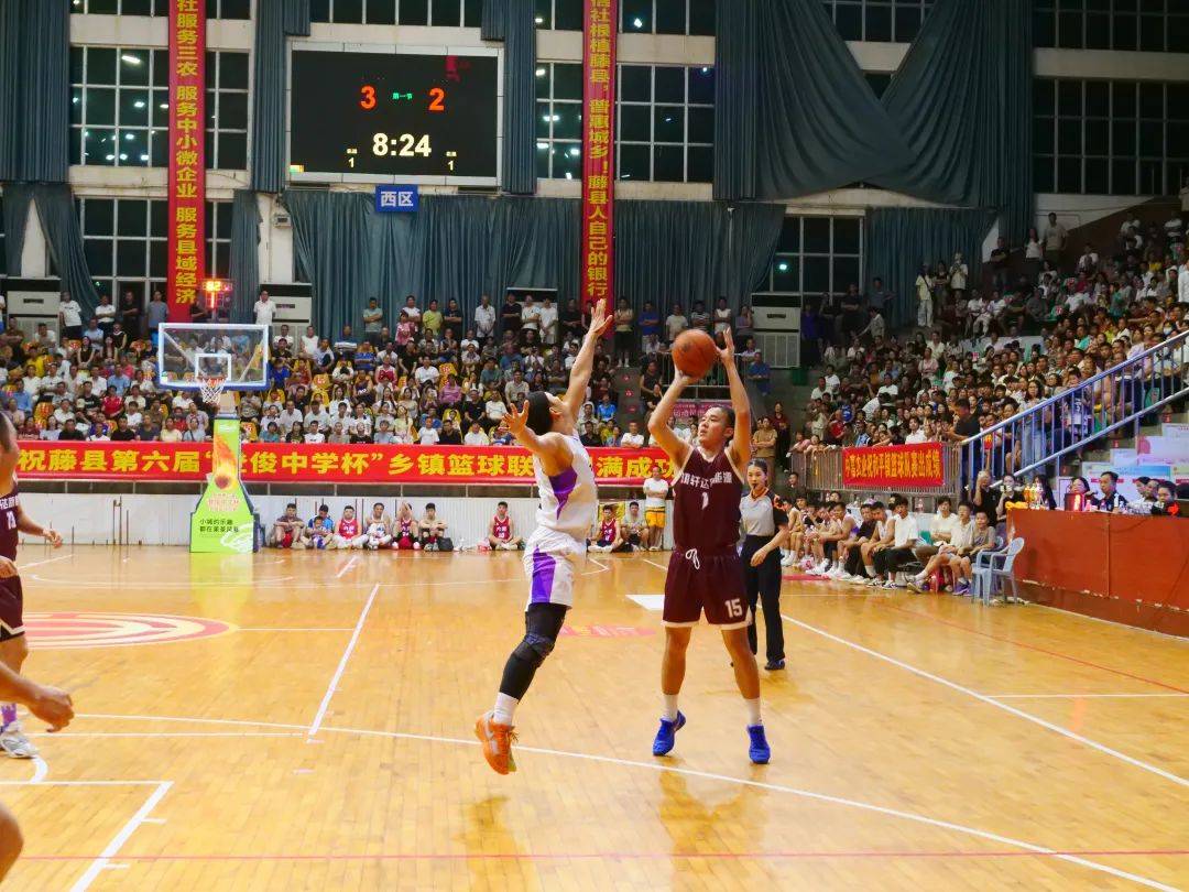 篮球联赛冠军队夺冠赢得奖杯,荣耀加身激动之情 篮球联赛冠军队夺冠赢得奖杯,荣耀加身激动之情