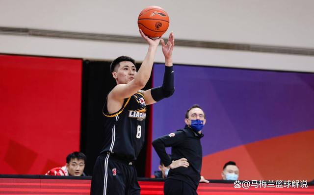 篮球裁判技术先锋现身解说席,解释判罚细则 篮球裁判技术先锋现身解说席,解释判罚细则