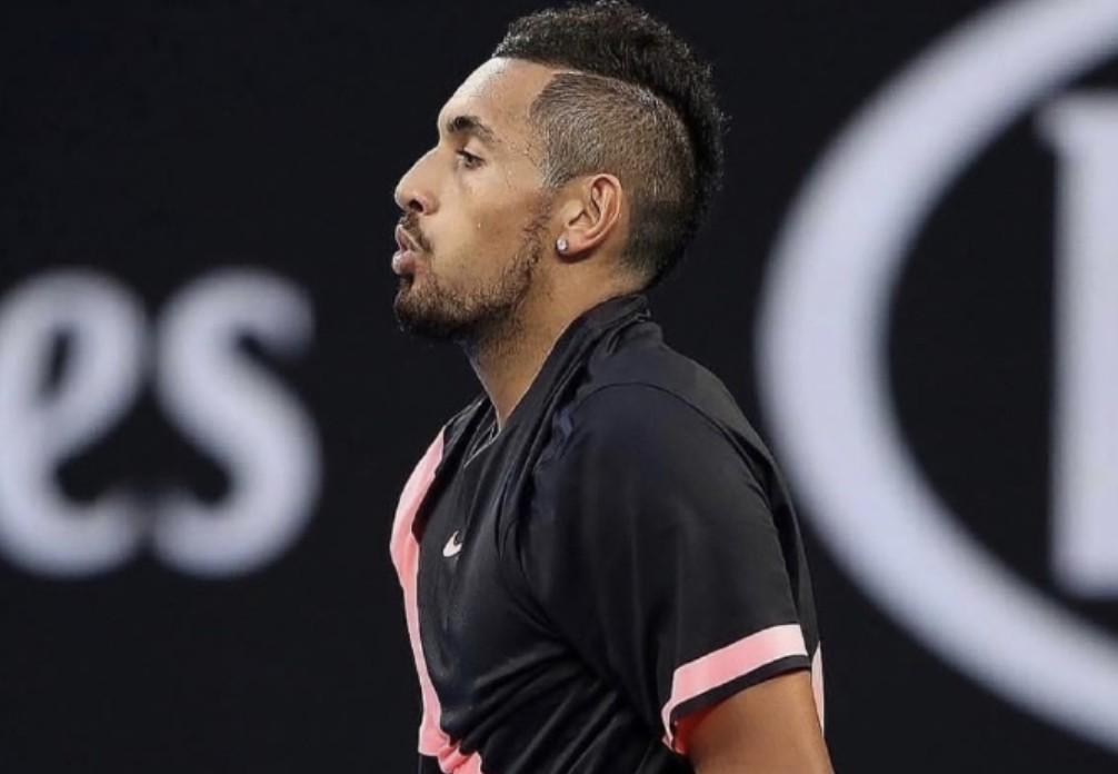 包含英国网球队险胜西班牙网球队，克耶高斯惊艳世界的词条