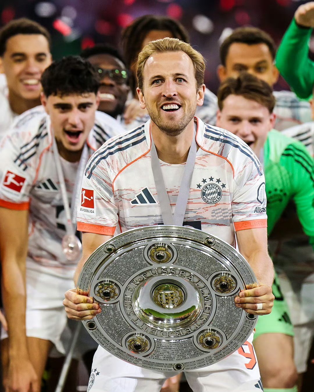 那不勒斯完胜马赛，哈里·凯恩一己之力扛起全队的简单介绍