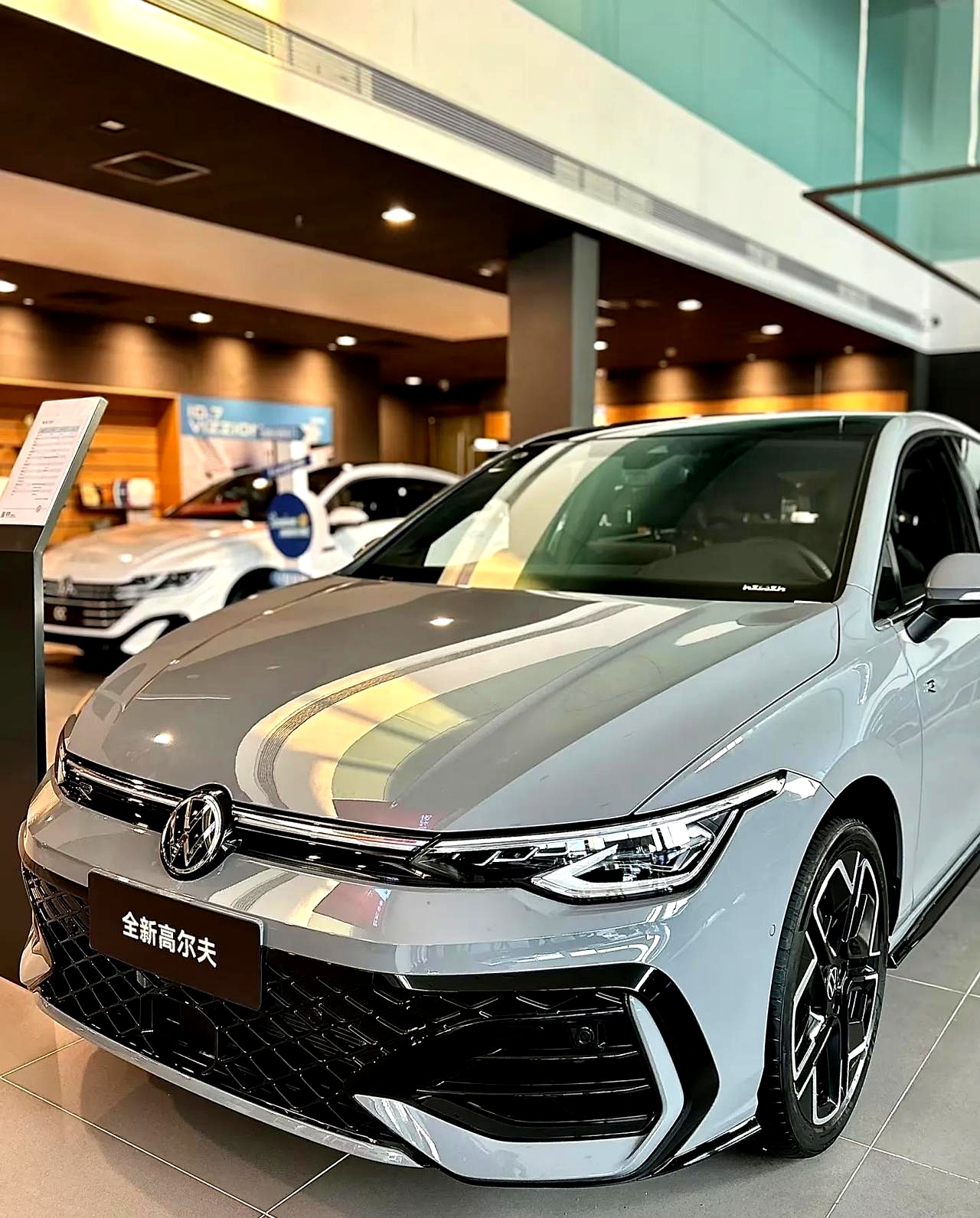 包含高尔夫热度飙升，网友热议不断的词条